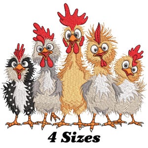 Può includere: Disegno ricamato di cinque galline cartoon con piume e espressioni di colori diversi. Le galline sono in piedi in fila, con la gallina più grande al centro. Il disegno include il testo "4 taglie".