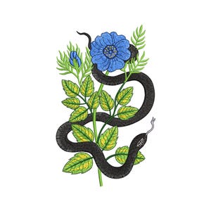 Könnte beinhalten: Ein gestickter Aufnäher, der eine schwarze Schlange zeigt, die sich durch ein botanisches Arrangement windet. Das Design umfasst eine große blaue Blume, eine kleine blaue Knospe und grüne Blätter mit gelben Akzenten, alles in detaillierter Stickerei.