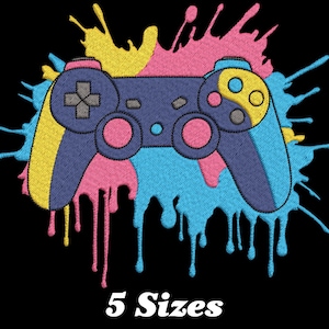 Op de afbeelding: Een kleurrijk geborduurd ontwerp van een videogamecontroller met een blauwe, roze en gele verfspatten-effect. De tekst "5 Sizes" staat onder het ontwerp.