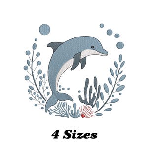 Könnte beinhalten: Gesticktes Design mit einem hellblauen Delfin, der springt, umgeben von stilisierten blauen Algen und Blasen. Korallenakzente sind enthalten. Der Text "4 Sizes" ist in fetter, schwarzer Schrift. Ideal für Stickprojekte.