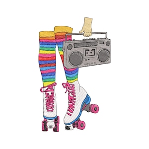 Puede incluir: Un diseño bordado con patines, calcetines a rayas arcoíris y un radiocasete. Los patines son blancos con cordones y ruedas rosas. El radiocasete es gris y está sostenido por una mano. Los calcetines tienen rayas horizontales de varios colores.
