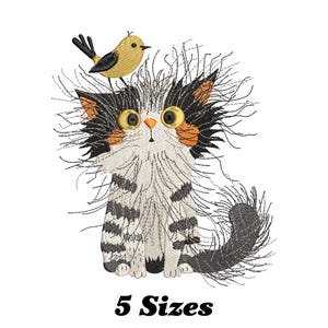 Puede incluir: Diseño bordado de un gato blanco y negro con marcas naranjas y un pájaro amarillo posado en su cabeza. El gato tiene un aspecto esponjoso y desordenado y ojos grandes y redondos. El diseño se titula "5 tamaños".