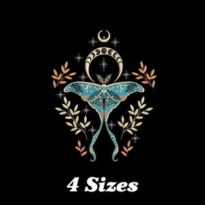Puede incluir: Diseño celestial con una polilla azul, luna creciente, estrellas y follaje sobre fondo negro. El texto "4 Tamaños" se muestra en la parte inferior, indicando las tallas disponibles.