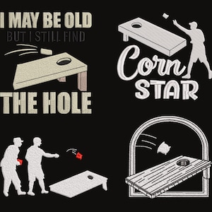 Puede incluir: Fondo negro con cuatro diseños temáticos de cornhole. El texto incluye "I MAY BE OLD BUT I STILL FIND THE HOLE" y "Corn Star". También se muestran siluetas de personas jugando al cornhole y sacos de frijoles.