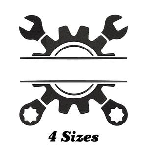 Może przedstawiać: Czarno-biały wzór haftu przedstawiający koło zębate z dwoma kluczami francuskimi po obu stronach. Wzór jest podzielony na pół z pustym miejscem na tekst. Tekst "4 rozmiary" znajduje się pod wzorem.