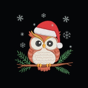 Puede incluir: Imagen bordada de un búho de dibujos animados con un gorro de Papá Noel rojo, posado en una rama marrón. El búho tiene ojos grandes y redondos y está rodeado de copos de nieve y ramitas verdes sobre un fondo negro. Un diseño festivo con temática navideña.