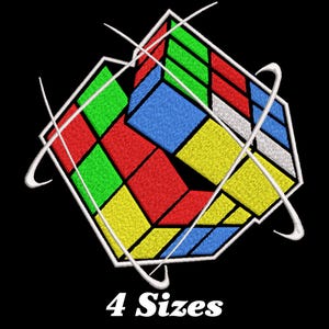 Może przedstawiać: Kolorowy, trójwymiarowy projekt kostki Rubika z białymi konturami i białym tłem. Kostka jest w obróconej pozycji z tekstem "4 rozmiary" poniżej.