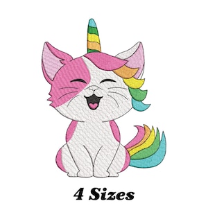 Könnte beinhalten: Eine rosa-weiße Katze mit einem Regenbogen-Einhorn-Horn und -Schwanz. Die Katze sitzt mit offenem Maul und lächelt. Das Bild enthält den Text "4 Sizes".