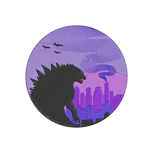 Puede incluir: Parche bordado con una silueta negra de Godzilla, un horizonte urbano y aviones de combate contra un cielo púrpura y lavanda. Un diseño estilizado con un borde circular.