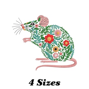 Op de afbeelding: Borduurontwerp van een muis met roze oren en een staart, bedekt met groene bladeren en kleurrijke bloemen. Het ontwerp is verkrijgbaar in vier maten.