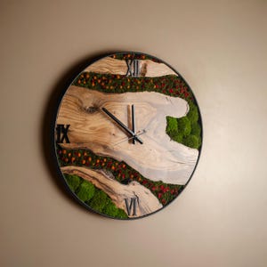 Reloj de pared de madera de olivo con musgo personalizado, reloj de musgo preservado con marco de metal, arte de pared con musgo, regalos de inauguración de la casa, decoración de sala de estar, regalo para ella
