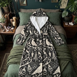 Robe de chambre en flanelle corbeau mystique, peignoir à capuche lavande corbeau, vêtements de détente gothiques sorcières, pyjama foncé