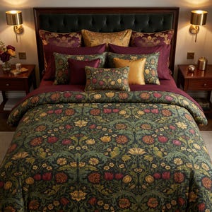 Könnte beinhalten: Ein Bett mit einem Bettbezug auf dunkelgrünem Grund und einem dichten Blumenmuster in Rot-, Gelb- und Goldtönen. Das Bett ist mit mehreren dekorativen Kissen in aufeinander abgestimmten unifarbenen und gemusterten Stoffen ausgestattet.