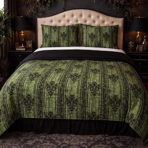 Op de afbeelding: Een bed met een groen en zwart patroon dekbedovertrek en kussenslopen. Het dekbedovertrek heeft verticale strepen met een bloemmotief. De bedrok is zwart en het hoofdbord is beige. De kamer heeft donkere muren en decoratieve verlichting.