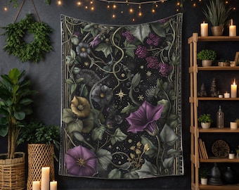 Può includere: Un arazzo da parete rettangolare con sfondo scuro che presenta un'illustrazione botanica di fiori di gloria del mattino viola, foglie verdi e grappoli di bacche scure. Il design include accenti a forma di stella dorata e un bordo decorativo.