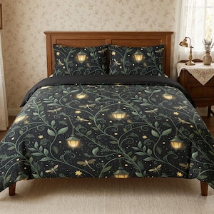 Peut inclure: Une housse de couette et deux taies d'oreiller assorties avec un motif répétitif de lanternes lumineuses, de vignes aux feuilles vertes et de libellules. L'ensemble de literie présente un fond noir avec des accents jaunes sur un cadre de lit en bois.