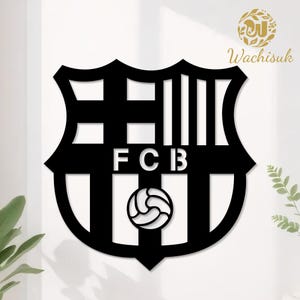 Puede incluir: Arte mural negro con el escudo del FC Barcelona. El diseño incluye las iniciales del equipo, un balón de fútbol y rayas verticales. El logotipo está sobre un fondo blanco, con la marca "Wachisuk" en la esquina superior derecha.