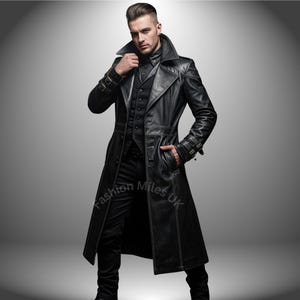 Könnte beinhalten: Ein schwarzer Ledertrenchcoat mit Reverskragen, geknöpften Manschetten und einer passenden Weste. Der Mantel hat sichtbare Nähte und einen Gürtel. Das Bild zeigt eine Ganzkörperansicht des Mantels.