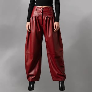 Pantalones anchos de piel de cordero roja hechos a mano, pantalones holgados de estilo urbano.