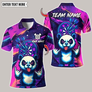 Könnte beinhalten: Ein lila Poloshirt mit einem lebendigen Design mit einem Panda mit einer Dartscheibe und Darts. Das Shirt hat oben den Text "ENTER TEXT HERE" und vorne "YOUR NAME". Auf der Rückseite des Shirts steht der Text "TEAM NAME".