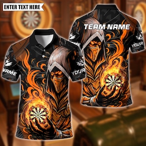 Puede incluir: Polo negro con una figura encapuchada sosteniendo un tablero de dardos rodeado de llamas. El diseño incorpora llamas naranjas y el texto "TEAM NAME" en la espalda. La camisa tiene cuello y mangas cortas, con el texto "ENTER TEXT HERE" en la parte superior.