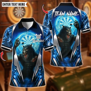 Puede incluir: Un polo azul con un diseño de hombre lobo, un tablero de dardos y el texto "TEAM NAME" y "YOUR NAME". La camisa tiene un cuello negro y mangas a rayas blancas y negras. La imagen incluye el texto "ENTER TEXT HERE".