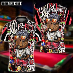 Peut inclure: Un polo noir avec un graphisme de castor portant des lunettes de soleil, un bandana et tenant une queue de billard et un cigare. Le t-shirt comporte du texte de style graffiti et les mots "ENTER TEXT HERE" et "YOUR NAME". Le dos du t-shirt dit "TEAM NAME".