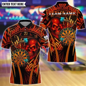 Puede incluir: Polo naranja y negro con un diseño de calavera, diana y dardos. La camisa tiene el texto "TEAM NAME" y "ENTER TEXT HERE". El diseño incluye una diana con números y una mano de esqueleto sosteniendo dardos.