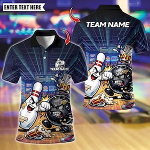 Puede incluir: Un polo de manga corta con un gráfico de bolera que muestra una bola de bolos enfadada y un personaje de bolo. El diseño incluye marcadores de posición de texto que dicen ENTER TEXT HERE, TEAM NAME y YOUR NAME, con jarras de cerveza.