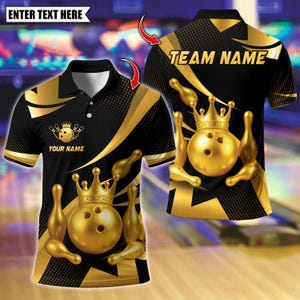 Op de afbeelding: Een zwart en goudkleurig poloshirt met een afbeelding van een gouden bowlingbal met een kroon, omringd door bowlingkegels. De voorkant bevat de tekst "YOUR NAME" en de achterkant toont "TEAM NAME" met "ENTER TEXT HERE" bovenaan.
