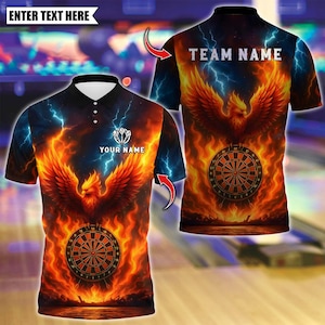 Op de afbeelding: Een poloshirt met korte mouwen met een vurig feniksontwerp. De shirt heeft een dartbord in het midden, met de tekst "YOUR NAME" en "TEAM NAME" zichtbaar. De achtergrond heeft een bliksem- en vuurthema, met de tekst "ENTER TEXT HERE" bovenaan.