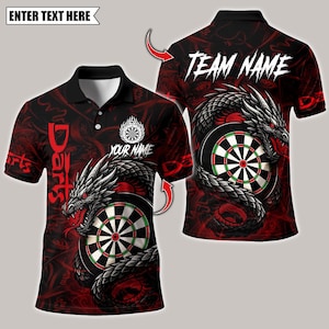 以下が含まれることがあります： 赤と黒のポロシャツ。ドラゴンとダーツボードのデザイン。シャツには「Darts」、「Your Name」、「Team Name」の文字が入っています。ドラゴンは銀色で赤い目を持ち、ダーツボードを囲んでいます。