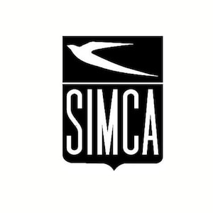 Può includere: Logo SIMCA in bianco e nero. Il logo presenta un uccello stilizzato in volo sopra la parola "SIMCA" in grassetto e maiuscolo. Il design è racchiuso in una forma a scudo rettangolare.