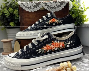 Zapatillas Converse Boho Flowers, Converse bajas rústicas de otoño, zapatos florales bordados a mano, zapatillas deportivas con estampado floral en tonos naranjas, saludos de temporada de otoño.