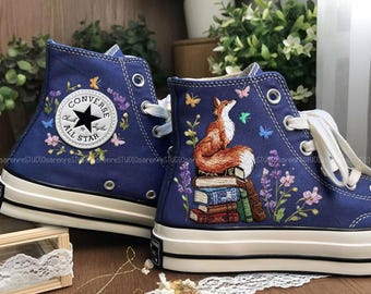 Converse Fox, scarpe con volpe rossa su una pila di libri, sneakers per leggere nella natura, scarpe ricamate per ambientalisti, regalo ricamato per bibliotecari