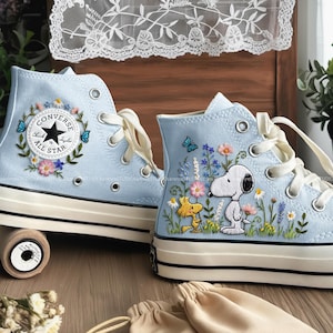 Converse HiTops ricamate a mano, ricamo Converse con cane dei cartoni animati, design personalizzato con cane Beagle e fiori selvatici primaverili, sneakers ricamate primaverili