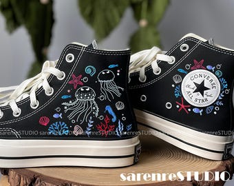 Converse con bordado de medusas, Converse Hi Tops Manta personalizados con bordado de medusas, zapatos con bordado de medusas, ambiente oceánico, regalos para buceadores