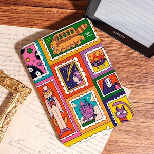 Puede incluir: Una colorida funda para Kindle con un collage de ilustraciones de estilo caricatura. El diseño incluye imágenes de un gato con sombrero de copa, una criatura parecida a un autobús y otros personajes caprichosos, sobre un fondo vibrante de varios colores.