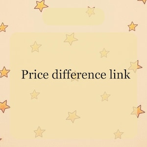 Può includere: Uno sfondo giallo chiaro con stelle dorate sparse e un grande rettangolo giallo chiaro. Il testo "Price difference link" è centrato all'interno del rettangolo in nero.