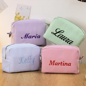 Personalisierte Seersucker Make-up Tasche, Brautjungfer Geschenke, personalisierte bestickte Kosmetiktasche, Geschenke für die Braut, Make-up-Veranstalter.