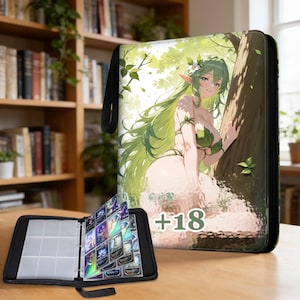 Peut inclure: Classeur de cartes noir avec une illustration d'anime en couleur d'une femme aux cheveux verts dans un cadre forestier. Le classeur est ouvert, révélant des pochettes transparentes. Le texte "+18" est visible sur la couverture.