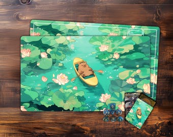 Puede incluir: Una alfombrilla de juego verde y blanca con un capibara de dibujos animados en un bote amarillo sobre un estanque con nenúfares y flores rosas. Incluye una tarjeta, dados y cartas a juego. La alfombrilla de juego es rectangular.