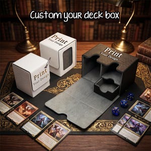 Può includere: Due scatole per mazzi bianche e una scatola per mazzi marrone scuro aperta con il testo Print Your Design su ciascuna. La scatola aperta presenta un interno grigio con un piccolo scomparto e una base piatta. Carte da gioco e dadi blu sono sparsi.