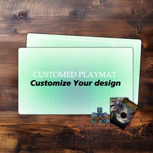 Puede incluir: Dos tapetes de juego rectangulares con un diseño verde degradado y el texto "CUSTOMED PLAYMAT Customize Your design" se muestran sobre una superficie de madera. También son visibles dados y fundas para cartas, lo que sugiere un tema de juego.