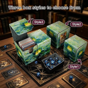 Puede incluir: Tres cajas para mazos con una ilustración de una rana verde en un estanque, etiquetadas como Style 1, Style 2 y Style 3. Se muestran con un mazo de cartas y una bandeja pequeña con dados poliédricos azules. El texto dice Three box styles to choose from.