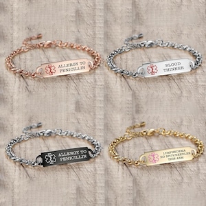 Pode incluir: Quatro pulseiras de alerta médico com corrente de elos. Canto superior esquerdo: ouro rosa com 'ALLERGY TO PENICILLIN'. Superior direito: prata com 'BLOOD THINNER'. Inferior esquerdo: preto com 'ALLERGY TO PENICILLIN'. Inferior direito: ouro com 'LYMPHEDEMA NO BP/IV/NEEDLES THIS ARM'.