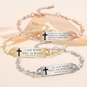 Könnte beinhalten: Drei Armbänder mit herzförmigen Gliedern und rechteckigen Anhängern. Die Anhänger zeigen ein Kreuz und inspirierenden Text: „ICH BIN IMMER BEI DIR“, „ICH KANN ALLES TUN“ und „FÜRCHTE DICH NICHT, DENN ICH BIN BEI DIR“. Die Armbänder sind in Gold-, Roségold- und Silbertönen gehalten.