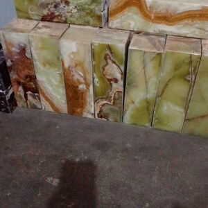 Lámpara de mesa cúbica de mármol ónix / Lámpara de mesa de piedra hecha a mano imagen 11