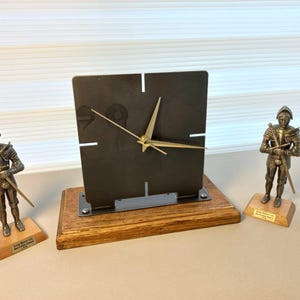 無垢材とスチール製の卓上時計