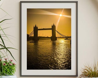 タワーブリッジ ロンドン プリント: 黄金の太陽の光が差し込む都市景観写真